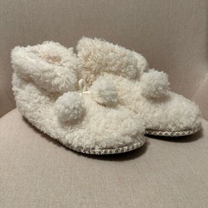 Mgk Luks Slippers Size: 8